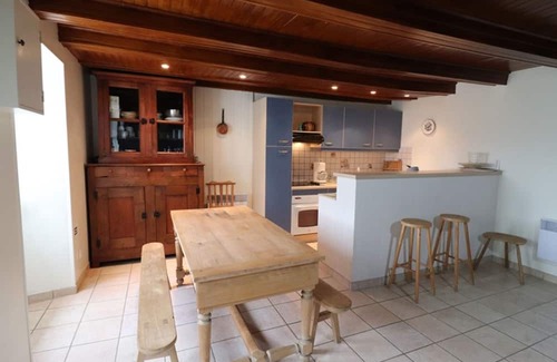 Siran Cottage | Gite Siran: Family-Friendly Getaway with Spa & Kitchen