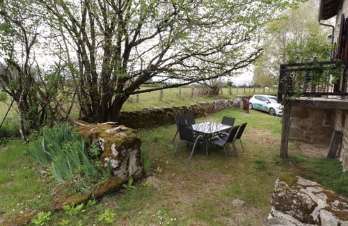 Siran Cottage | Gite Siran: Family-Friendly Getaway with Spa & Kitchen