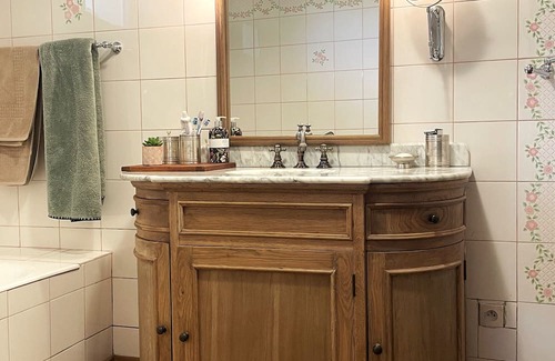 Longues-sur-Mer House | Quaint Maison Chaleureuse with Garden Near Beaches