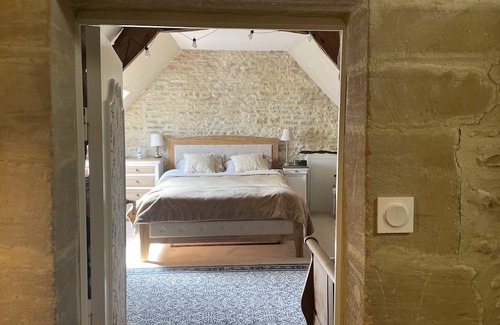 Longues-sur-Mer House | Quaint Maison Chaleureuse with Garden Near Beaches