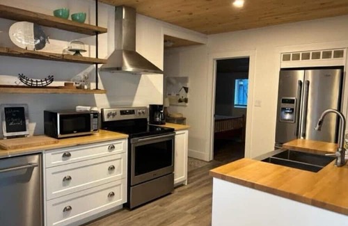 Southampton Cottage | Elegant Gilbert Place: Chic Getaway with Pool & Spa