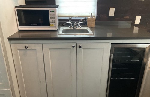 Elmendorf Apartment | Cozy Tiny Home in Forest Near San Antonio with Hot Tub