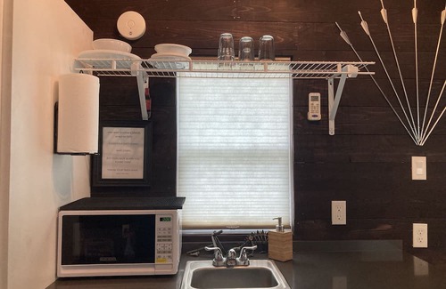 Elmendorf Apartment | Cozy Tiny Home in Forest Near San Antonio with Hot Tub