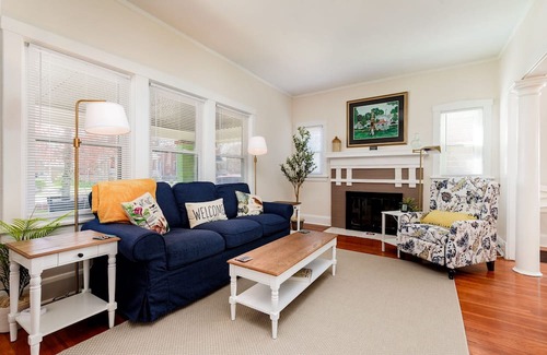 Maplewood House | Cozy Cottage in Maplewood - Pet Friendly and Family Ready