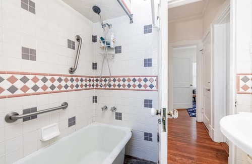 Maplewood House | Cozy Cottage in Maplewood - Pet Friendly and Family Ready