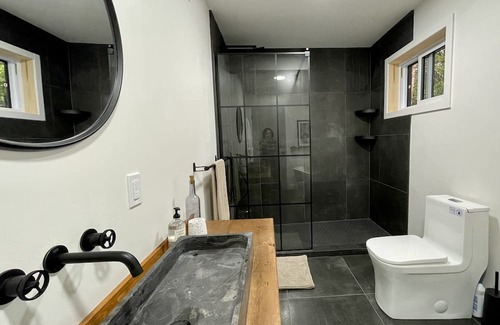 Gore Cottage | Modern Cottage in Gore with Spa & Lake Access Awaits You