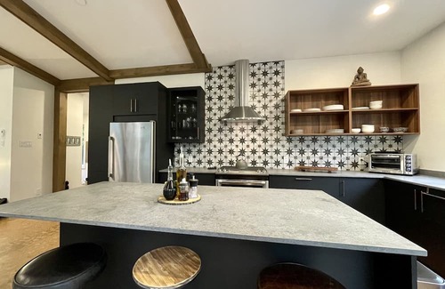 Gore Cottage | Modern Cottage in Gore with Spa & Lake Access Awaits You