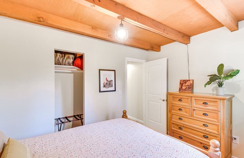 Arnold Cabin | Guest Rated 10/10 Arnold Cabin with Deck & Cozy Stove