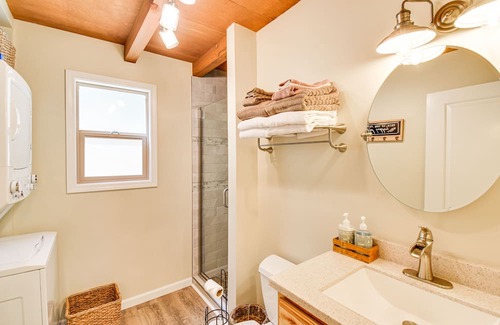 Arnold Cabin | Guest Rated 10/10 Arnold Cabin with Deck & Cozy Stove