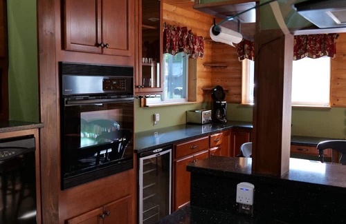 Hesperia Cabin | Idyllic White River Trout House Cabin with Hot Tub & Lake View