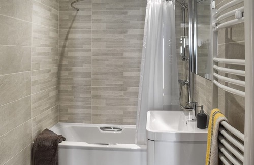 Sutton Cottage | Ideal 3 Bedroom Getaway in Sutton with Cozy Amenities