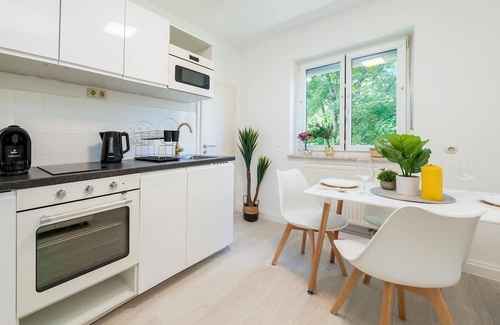 Freilassing Apartment | DG Links - Cozy City Apartment Near Salzburg with Breakfast