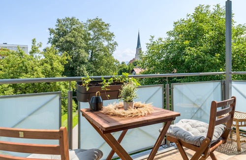 Freilassing Apartment | DG Links - Cozy City Apartment Near Salzburg with Breakfast