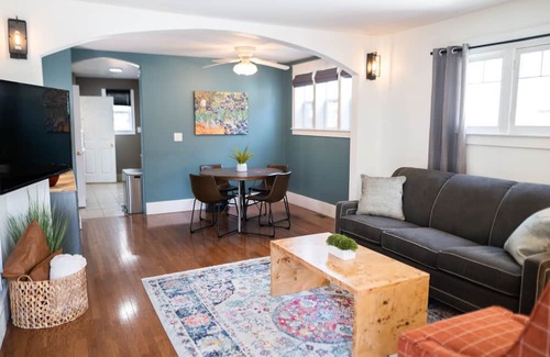 Creston Heights Apartment | Pet-Friendly 2 Bed Apartment with Pool & Spa Access