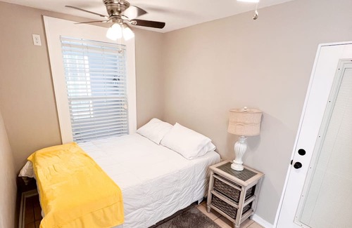 High Springs House | Pet-Friendly Haven in Downtown High Springs for Families