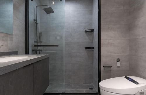 Huangpu Apartment | Prime Location: Walk to The Bund & Yu Garden - 3BR Getaway