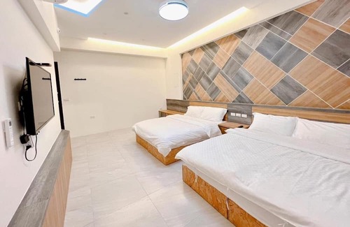 Hualien City Centre Bed & Breakfast | Cozy Kuan Pin Ju Station Elevator Hostel for Families