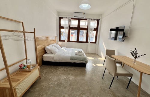 Pom Prap Sattru Phai House | Cozy Sabay Home with Kitchen & Breakfast for Families