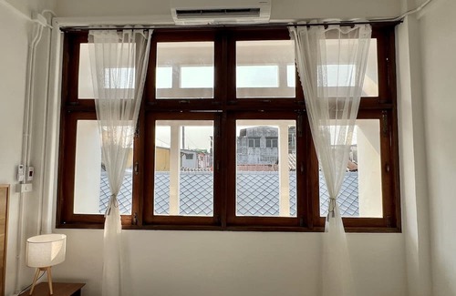Pom Prap Sattru Phai House | Cozy Sabay Home with Kitchen & Breakfast for Families