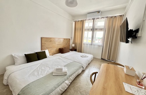 Pom Prap Sattru Phai House | Cozy Sabay Home with Kitchen & Breakfast for Families