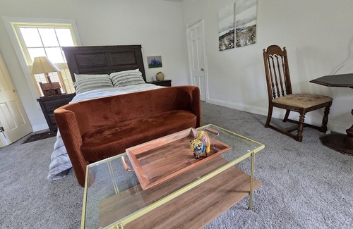 Sherman Cottage | Discover Oasis In The Suburbs: 10/10 Guest Rated Retreat