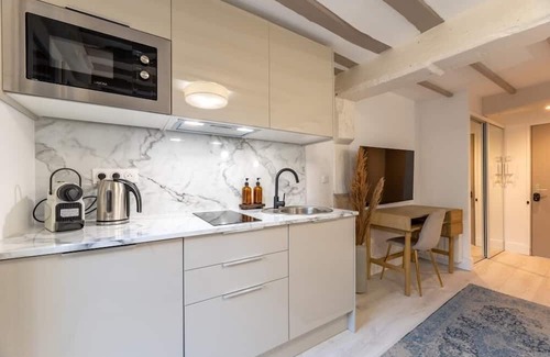 Rouen City Centre Apartment | Cozy Le Caron-2 Studio Suite with Terrace & Family Amenities