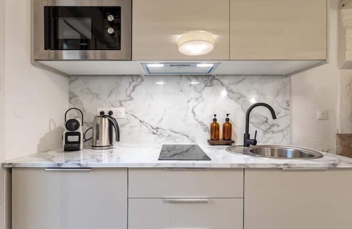 Rouen City Centre Apartment | Cozy Le Caron-2 Studio Suite with Terrace & Family Amenities