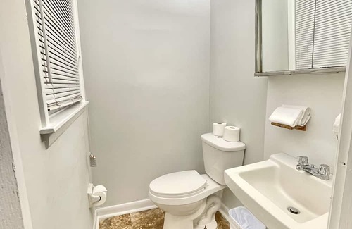 Ladson House | Relax in a Cozy 3BR Home with Spa and Breakfast Included