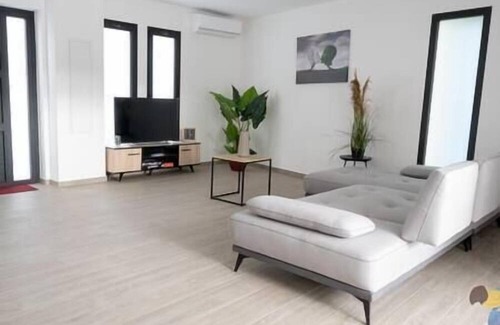 Manapany-les-Bains House | Villa Ti Sable Plage: Family-Friendly Getaway with Spa