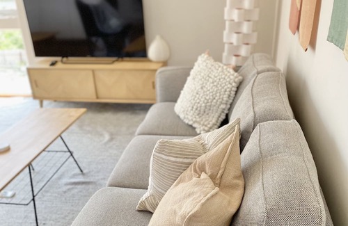 Hawthorn Apartment | Inviting 2BR Scotch-Hill Retreat Near MCG and CBD