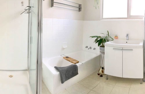 Hawthorn Apartment | Inviting 2BR Scotch-Hill Retreat Near MCG and CBD
