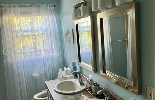Cranston House | Tranquil 3-Floor Retreat with Spa Near Malls and Airport