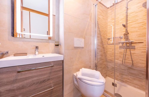 Carlazzo Apartment | Spacious 85m² Apartment for 6 Guests in Carlazzo