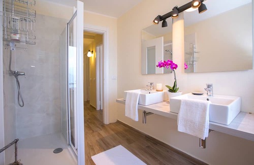 Naggio House | Ideal Vacation Home for 8 Guests in Scenic Plesio