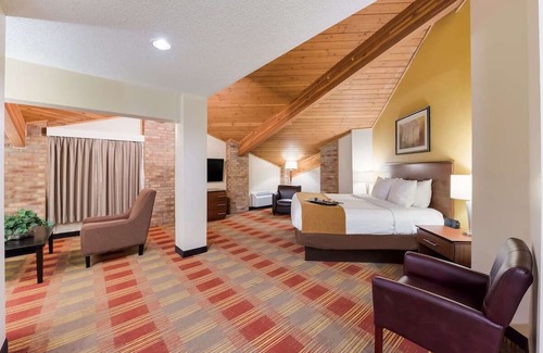 Hebron House | Family-Friendly Hotel with Pet Accommodations Near Midland Theatre