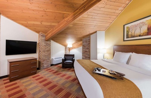 Hebron House | Family-Friendly Hotel with Pet Accommodations Near Midland Theatre