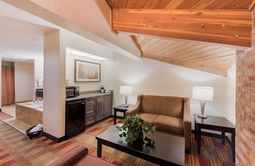 Hebron House | Family-Friendly Hotel with Pet Accommodations Near Midland Theatre