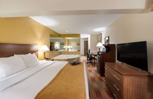 Hebron House | Pet-Friendly Stay Near National Trail Raceway Awaits You