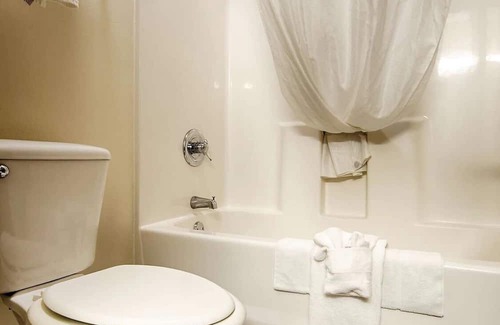 Hebron House | Pet-Friendly Stay Near National Trail Raceway Awaits You