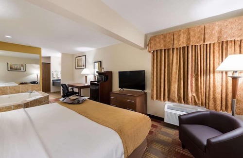 Hebron House | Pet-Friendly Stay Near National Trail Raceway Awaits You