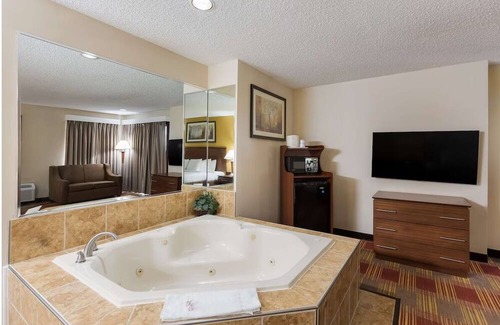 Hebron House | Convenient Stay with Free Parking Near Newark Attractions