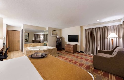 Hebron House | Ideal Stop for I-70 Travelers: Indoor Pool & Hot Tub