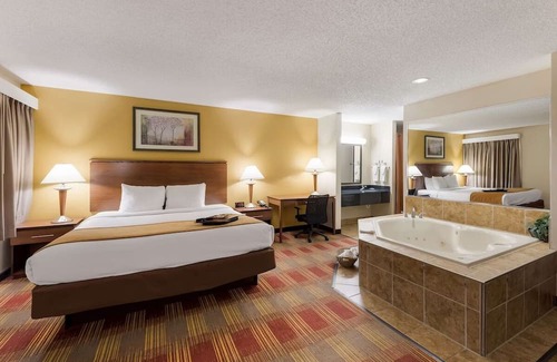 Hebron House | Ideal Stop for I-70 Travelers: Indoor Pool & Hot Tub