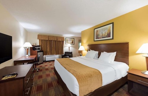 Hebron House | Convenient I-70 Access & Pet-Friendly Amenities Await You