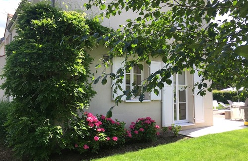 Feucherolles Villa | Elegant Villa with Pool Near Paris 2024 Olympic Sites