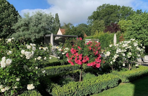 Feucherolles Villa | Elegant Villa with Pool Near Paris 2024 Olympic Sites
