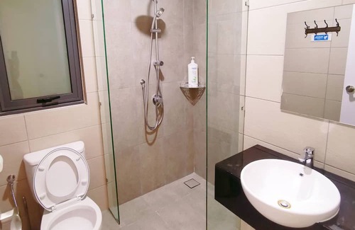 Medini Apartment | Family-Friendly Suite Near Legoland with Pool & Garden View