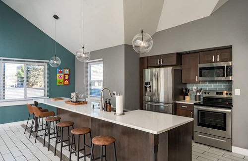 Olde Town Arvada House | Discover The Arvada Arcade in Olde Town with Hot Tub