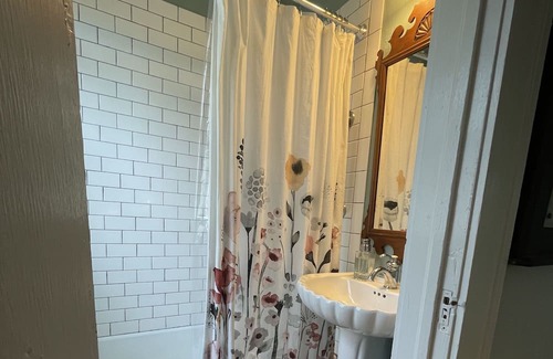 Oakley House | Private Suite: Walk to Biltmore and Breweries