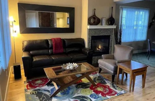 Golden House | Ideal Family Retreat: 3BR in the Heart of Golden